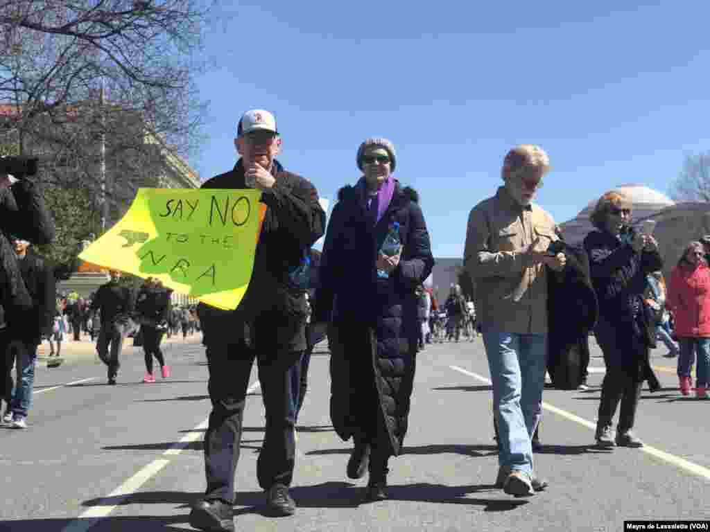 Manifestante da "Marcha Pelas Nossas Vidas" exibe cartaz "Diz Não à NRA" - a NRA é a Associação Americana de Armas