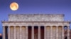 Bulan purnama terlihat di atas Lincoln Memorial di National Mall, Washington DC.