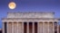 Bulan purnama terlihat di atas Lincoln Memorial di National Mall, Washington DC.