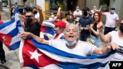 Cubanos residentes en Costa Rica se manifiestan frente a la embajada de Estados Unidos en San José, el 13 de julio de 2021 pidiendo una intervención militar y humanitaria en Cuba.