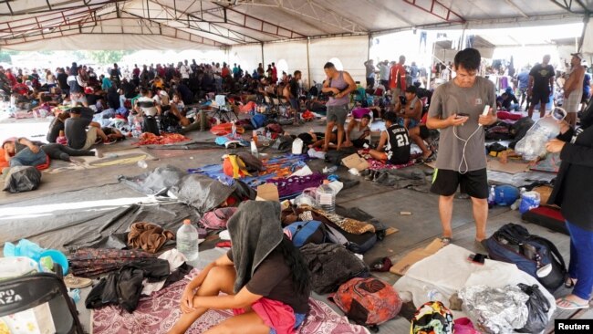 Sube presión en campamento de migrantes en México tras declararse ilegal el Título 42 1 Migrantes descansan en un campamento en San Pedro Tapanatepec, México, el 13 de noviembre de 2022. REUTERS/José de Jesús Cortés