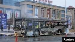 中国宁夏一辆公共汽车被当街烧毁