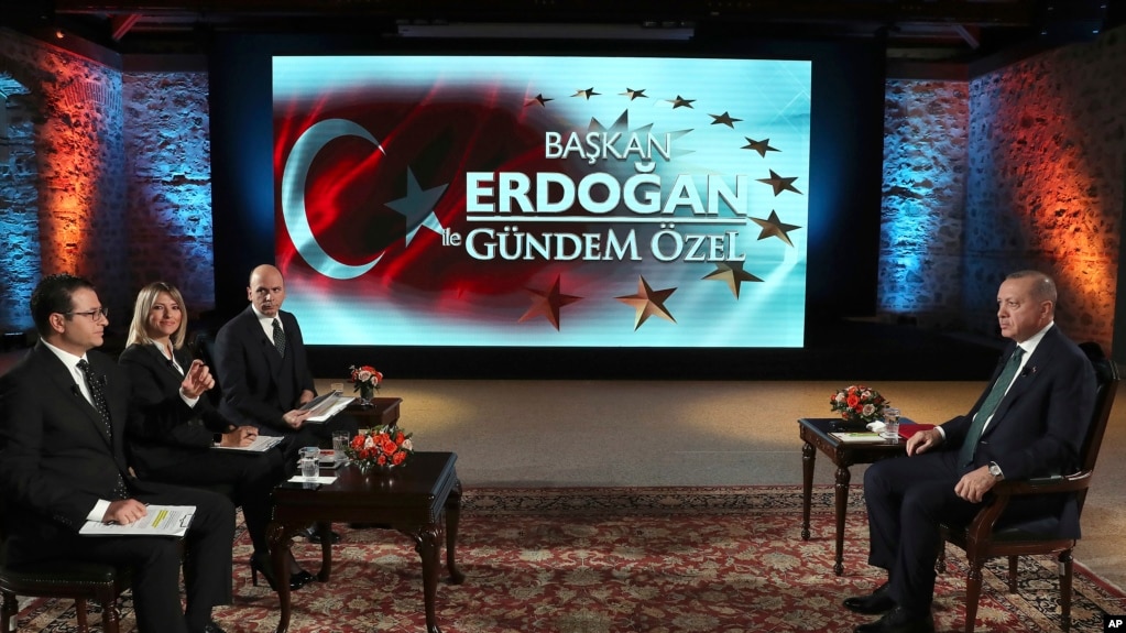 Президент Турции Реджеп Тайип Эрдоган во время интервью с частными телеканалами A Haber и ATV. Стамбул, Турция, 15 декабря 2019