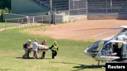 资料照片：作家拉什迪在纽约州肖托夸被刺伤后，急救人员用直升机将他送往附近医院。(2022年8月12日)
