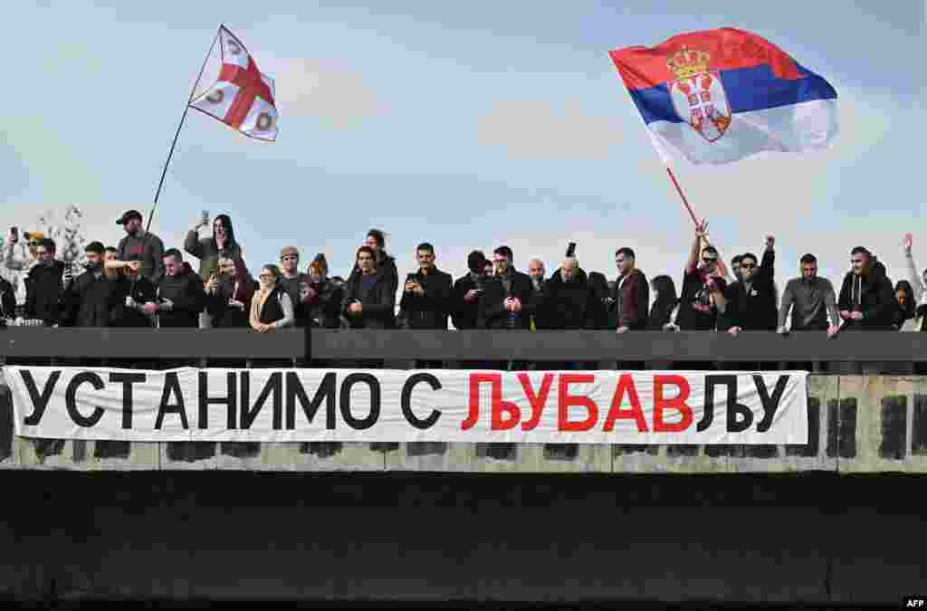 Transparent s natpisom &quot;Ustanimo s ljubavlju&quot; okačen je preko ograde jedne od saobraćajnica na Autokomandi&nbsp;(Photo by Andrej ISAKOVIC / AFP)