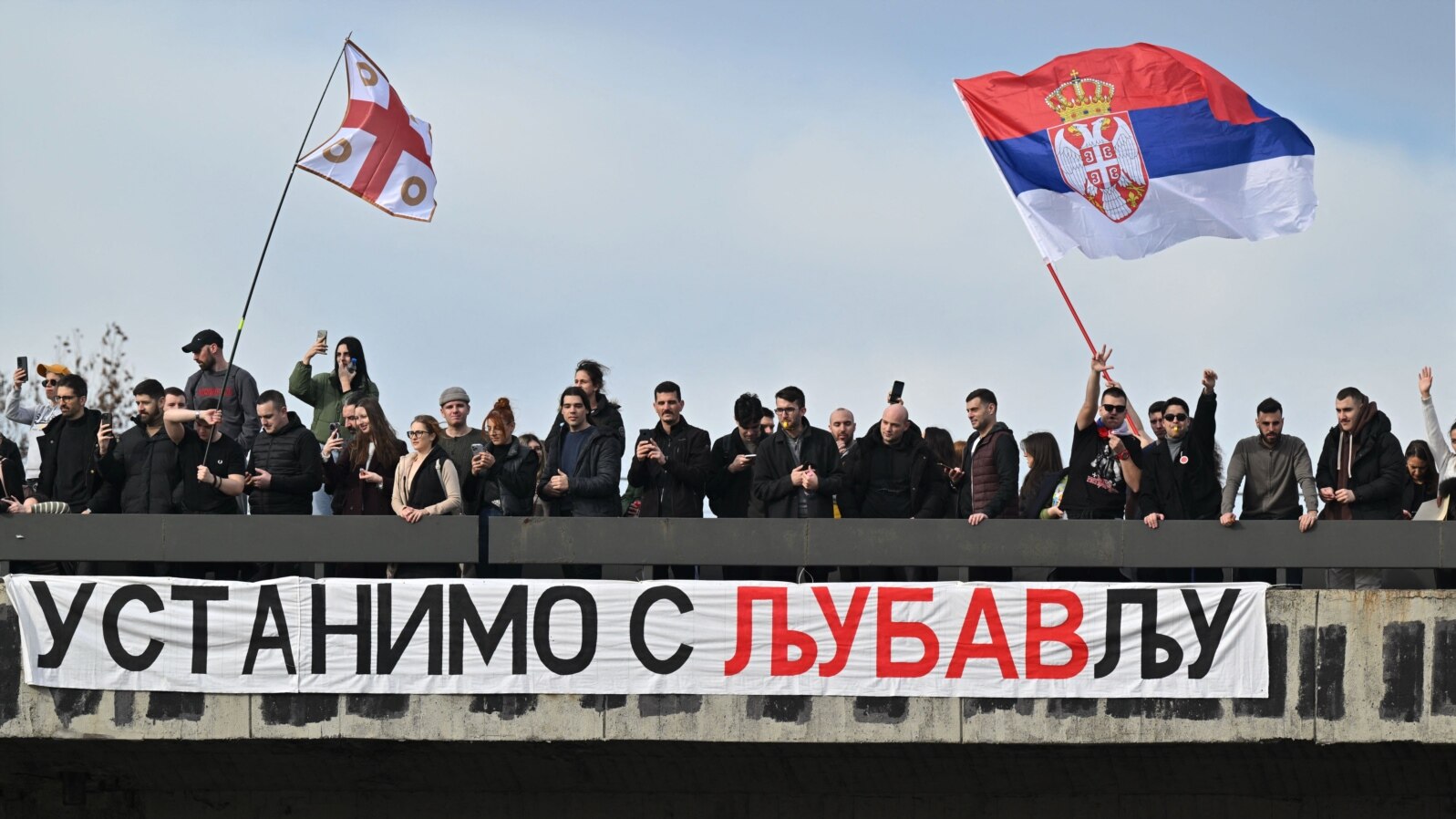 Transparent s natpisom &quot;Ustanimo s ljubavlju&quot; okačen je preko ograde jedne od saobraćajnica na Autokomandi&nbsp;(Photo by Andrej ISAKOVIC / AFP)