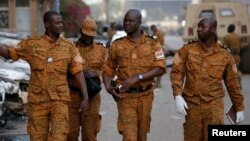 Des soldats burkinabè marchent dans une rue à Ouagadougou, Burkina Faso, le 17 janvier 2016.