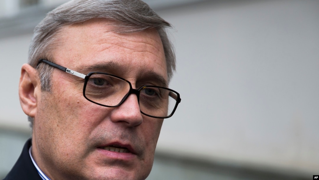 Pemimpin oposisi dan mantan perdana menteri Rusia Mikhail Kasyanov berbicara pada media di Moskow (28/2). (AP/Pavel Golovkin)