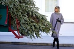 بانوی اول آمریکا در کنار درخت کریسمس رسمی کاخ سفید