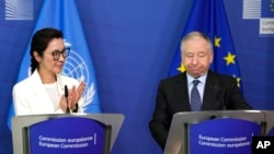 Посол доброй воли Программы развития ООН Мишель Йео (слева) и специальный посланник Генерального секретаря ООН по безопасности дорожного движения Жан Тодт на пресс-конференции, посвященной безопасности дорожного движения, в штаб-квартире ЕС в Брюсселе, 20 сентября 2023 года.