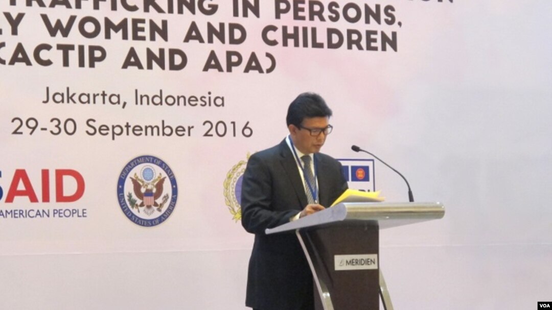 Ari Dono Sukmanto, Ketua Senior Official Meeting on Transnational Crime (SOMTC) dan Kepala Badan Reserse dan Kriminal Mabes Polri memberikan penjelasan soal kasus perdagangan orang di kawasan ASEAN di Hotel Le Meridien, Jakarta (29/9).