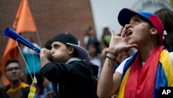 Demonstrators shout slogans against Venezuela's President Nicolas Maduro in Los Teques on the outskirts of Caracas, Sept. 7, 2016. 