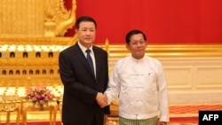 တရုတ်- မြန်မာနယ်စပ် တိုက်ပွဲတွေပြင်းထန်နေချိန် တရုတ်နိုင်ငံတော်ကောင်စီဝင်၊ ပြည်သူ့လုံခြုံရေးဝန်ကြီး Wang Xiaohong က နေပြည်တော်ကို လာရောက်ပြီး မြန်မာစစ်ကောင်စီ ဥက္ကဋ္ဌ ဗိုလ်ချုပ်မှုးကြီး မင်းအောင်လှိုင်နဲ့ တွေ့ဆုံ။ ၂၀၂၃၊ အောက်တိုဘာလ ၃၁။ ဓာတ်ပုံ - တပ်မတော်သတင်းပြန်ကြားရေး