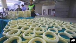 香港海關人員沒收的非法象牙製品