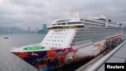 Kapal pesiar "World Dream" di terminal kapal pesiar Kai Tak di Hong Kong, 5 Februari 2020. (Foto: dok). 