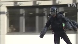 Chiếc áo khoác phản lực Jet Suit được sáng tạo bởi một cựu thương nhân được rao bán ở London với giá 340.000 bảng Anh (gần 10 tỷ đồng).