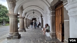 Alrededor del Parque Central se conservan los portales que incluyen tanto la fachada de la catedral como los palacios Episcopal y de los Capitanes y el Portal de las Mercedes. El trazo de la ciudad de 1541 se le atribuye a Juan Bautista Antonelli. (Foto: Tomás Guevara, VOA]