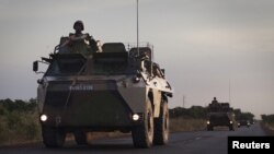 Konvoi tentara Perancis melakukan patroli di kota Markala (22/1). Sekitar 150 tentara Burkina Faso telah tiba di Markala hari Kamis, 24/1. 