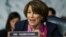 រូ​បឯកសារ៖ លោកស្រី Amy Klobuchar សមាជិកព្រឹទ្ធសភានៃគណបក្ស​ប្រជាធិបតេយ្យប្រចាំរដ្ឋ Minnesota នៅក្នុងសវនាការសួរដេញដោលមួយនៅវិមានរដ្ឋសភាអាមេរិក កាលពីថ្ងៃទី១៥ ខែមករា ឆ្នាំ២០១៩។