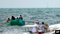 Migrantes cubanos navegan hacia Stock Island, cerca de Cayo Hueso, el 12 de agosto de 2022.