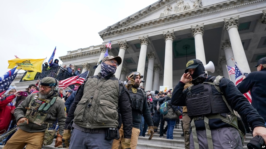 资料照片：极右翼组织“誓言守护者”的成员站在国会大厦外面。(2021年1月6日)(photo:VOA)