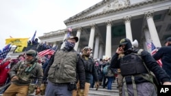 極右翼組織“誓言守護者”的成員站在國會大廈外面。(2021年1月6日)