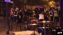 Para petugas medis dan petugas penyelamat Perancis tampak mengevakuasi korban di sebuah restoran di Paris (13/11).