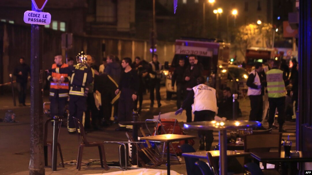 Tim penyelamat dan medis di restoran Paris, 13 November 2015. (AP Photo/Thibault Camus)
