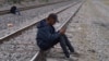 Gerardo Escobar Guerra, un migrante venezolano, espera poder subir a un tren de carga en las proximidades de Huehuetoca, México, el 12 de mayo de 2023.