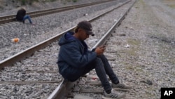 Gerardo Escobar Guerra, un migrante venezolano, espera poder subir a un tren de carga en las proximidades de Huehuetoca, México, el 12 de mayo de 2023.