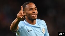 Raheem Sterling célèbre son but contre le Napoli à l'Etihad stadium, Angleterre, le 17 octobre 2017