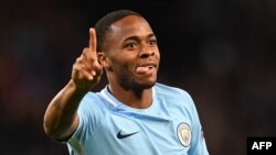 Le milieu de terrain anglais de Manchester City, Raheem Sterling, a marqué le premier but du match de football du Groupe F de l'UEFA Champions League entre Manchester City et Napoli au stade Etihad à Manchester, dans le nord-ouest de l'Angleterre. 17 octo