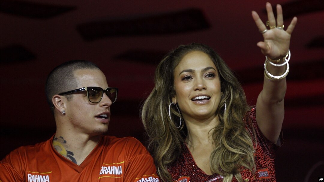 Hace poco menos de un año, la cantante comenzó un romance con el joven Casper Smart, tras terminar su matrimonio con el también cantante Marc Anthony.