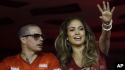 Hace poco menos de un año, la cantante comenzó un romance con el joven Casper Smart, tras terminar su matrimonio con el también cantante Marc Anthony.