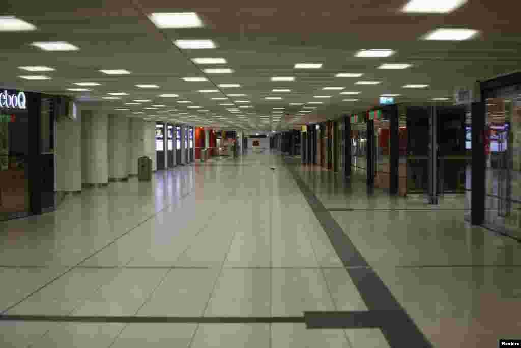 The empty subway of the main train station is pictured following a shooting rampage at the Olympia shopping mall in Munich, Germany July 22, 2016. REUTERS/Michael Dalder - RTSJ97N