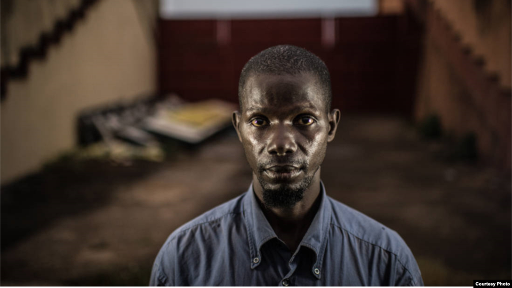 Thierno Maadjou Sow aux portes du stade national où il a été frappé jusqu&rsquo;à perdre connaissance et a eu sa jambe cassée pendant le massacre du 28 septembre 2009.&nbsp;Crédit FIDH/Tommy Trenchard