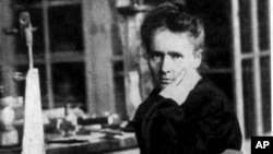 La physicienne et chimiste Marie Curie a vu son nom systématiquement accolé à celui de son époux pour ses recherches. 