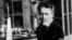 Marie Curie fue la primera mujer en ganar el Premio Nobel en 1903, gracias a sus avances en la investigación de la radioactividad. 