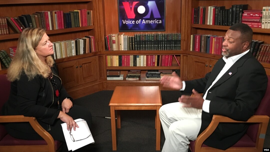 Malcom Nance, speaking to VOA's Cindy Saine in Washington, says he has overwhelming evidence that Russia is seeking to interfere in U.S. elections to put "not just a finger, but their whole hand" on the scale to help Republican nominee Donald Trump, Oct. 13, 2016. (M. Miller/VOA)