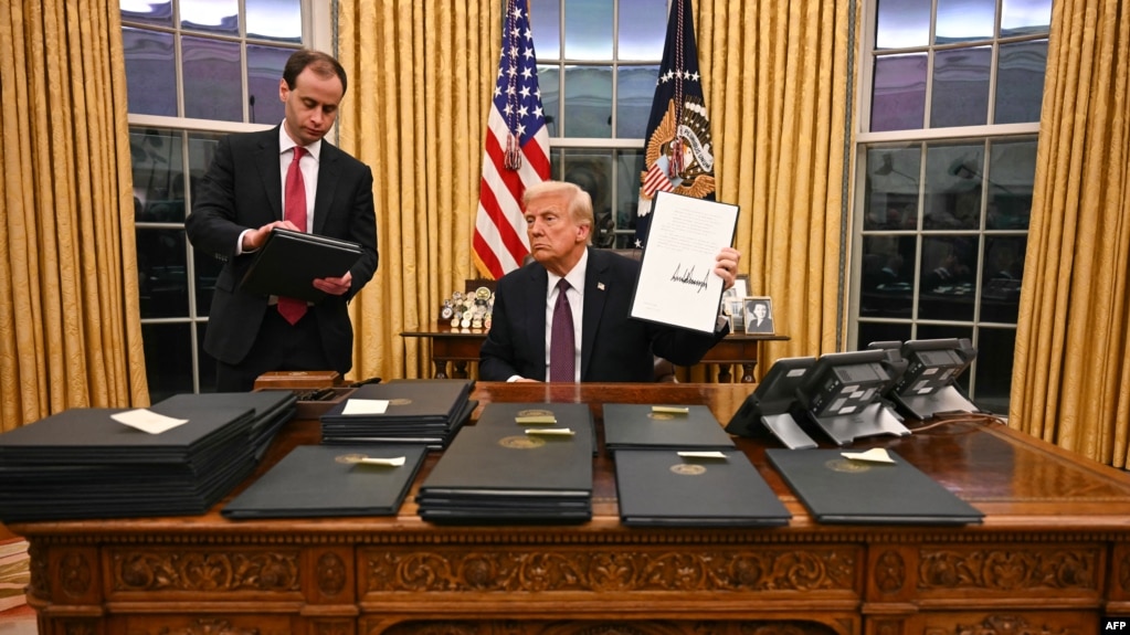 រូបឯកសារ៖ លោក​ប្រធានាធិបតី Donald Trump ចុះហត្ថលេខា​លើ​បទបញ្ជា​មួយចំនួន​នៅ​ក្នុង​ការិយាល័យ​ប្រធានាធិបតី​នៅ​សេតវិមាន​ក្នុង​រដ្ឋធានី​វ៉ាស៊ីនតោន កាលពី​ថ្ងៃទី២០ ខែមករា ឆ្នាំ២០២៥។