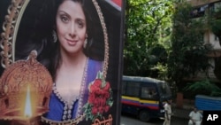 Seorang polisi berjaga dekat foto aktris India, Sridevi, yang terpampang di kediamannya di Mumbai, India, 27 Februari 2018.