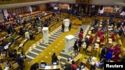 Le Parlement sud-africain prépare le vote de motion de défiance contre le président Zuma, à Cape Town, le 8 août 2017.