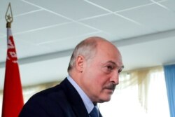 El presidente bieloruso Alexander Lukashenko sale después de votar durante la elección presidencial en Belarús, el domingo 9 de agosto de 2020.