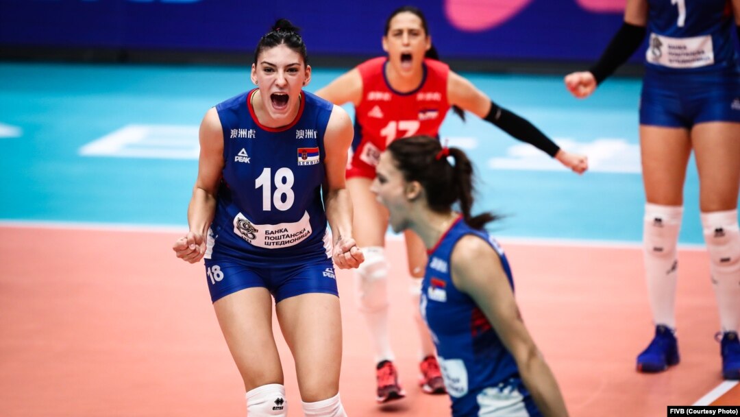 Tijana Bošković (levo), Stefana Veljković i Silvija Popović (u pozadini) slave osvajanje poena u polufinalu Svetskog prvenstva u Japanu (Foto: FIVB.com))