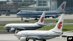 资料图：在北京机场停靠的中国国航飞机。（美联社）