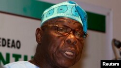 Former Nigerian President Olusegun Obasanjo speaks to journalists at a news conference in Dakar, Senegal, Feb. 25, 2012. 