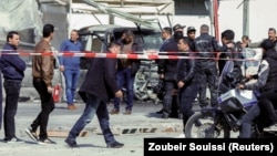 Polisi dan petugas tanggap darurat di lokasi ledakan dekat kedutaan besar AS di Tunis, Tunisia, 6 Maret 2020. 