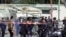 Des personnes rassemblées sur le site d'un attentat-suicide près de l'ambassade des États-Unis à Tunis, en Tunisie, le 6 mars 2020. REUTERS / Zoubeir Souissi
