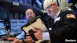 资料照片：纽约证券交易所的交易大厅。(2026年4月13日)