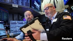 뉴욕 증권거래소(NYSE) 객장에서 트레이더들이 업무를 보고 있다.